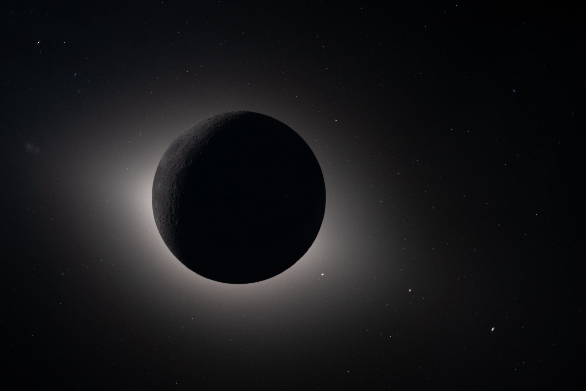Esta imagen, facilitada por la NASA y captada por la tripulación de Artemis II desde la órbita lunar el 6 de abril de 2026, muestra cómo la Luna eclipsa al Sol