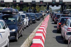 Horas de espera en frontera Croacia-Serbia ponen a prueba a viajeros bajo calor sofocante