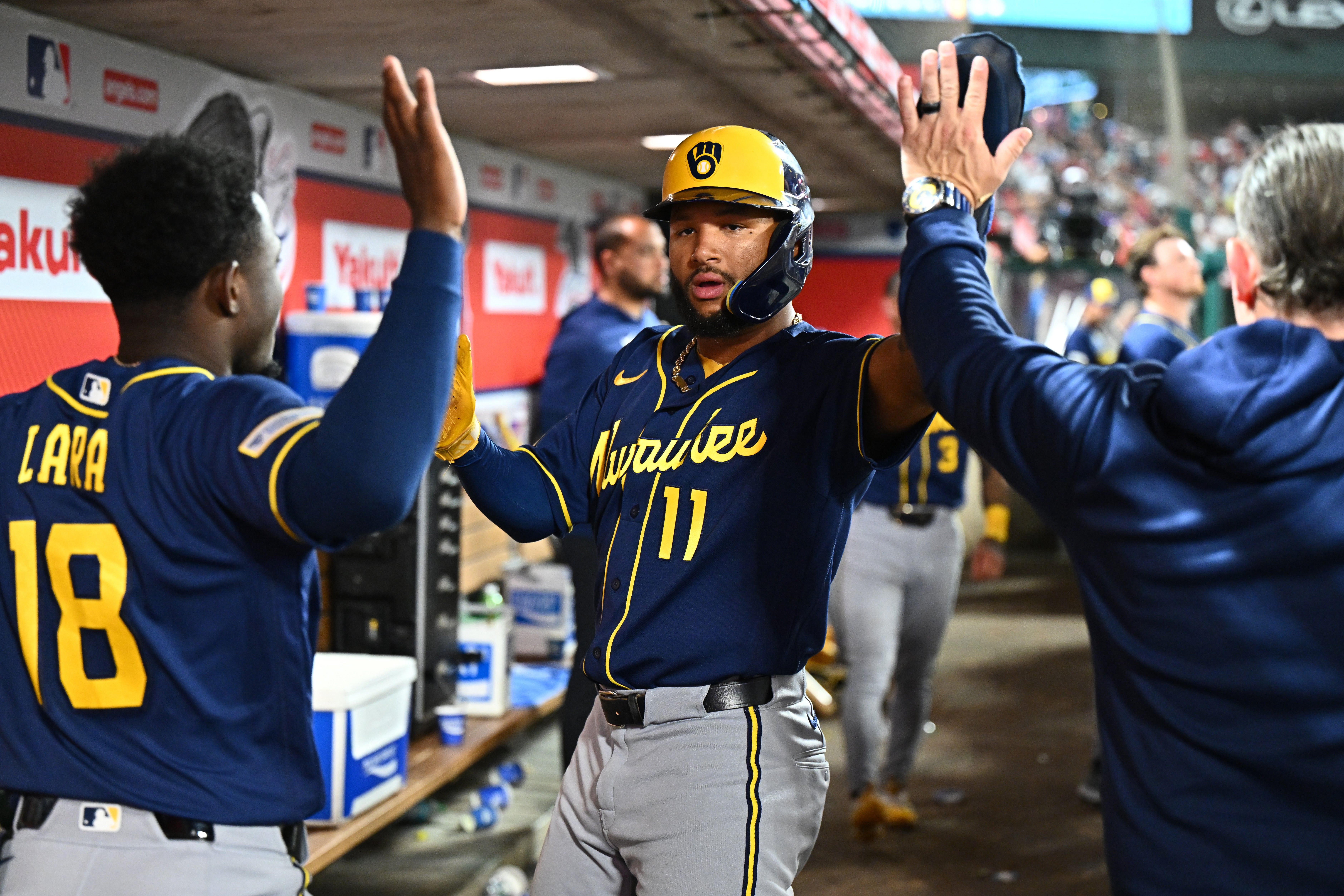 Cerveceros vencen a Angelinos por 3-1 y superan a Dodgers en la cima de las mayores