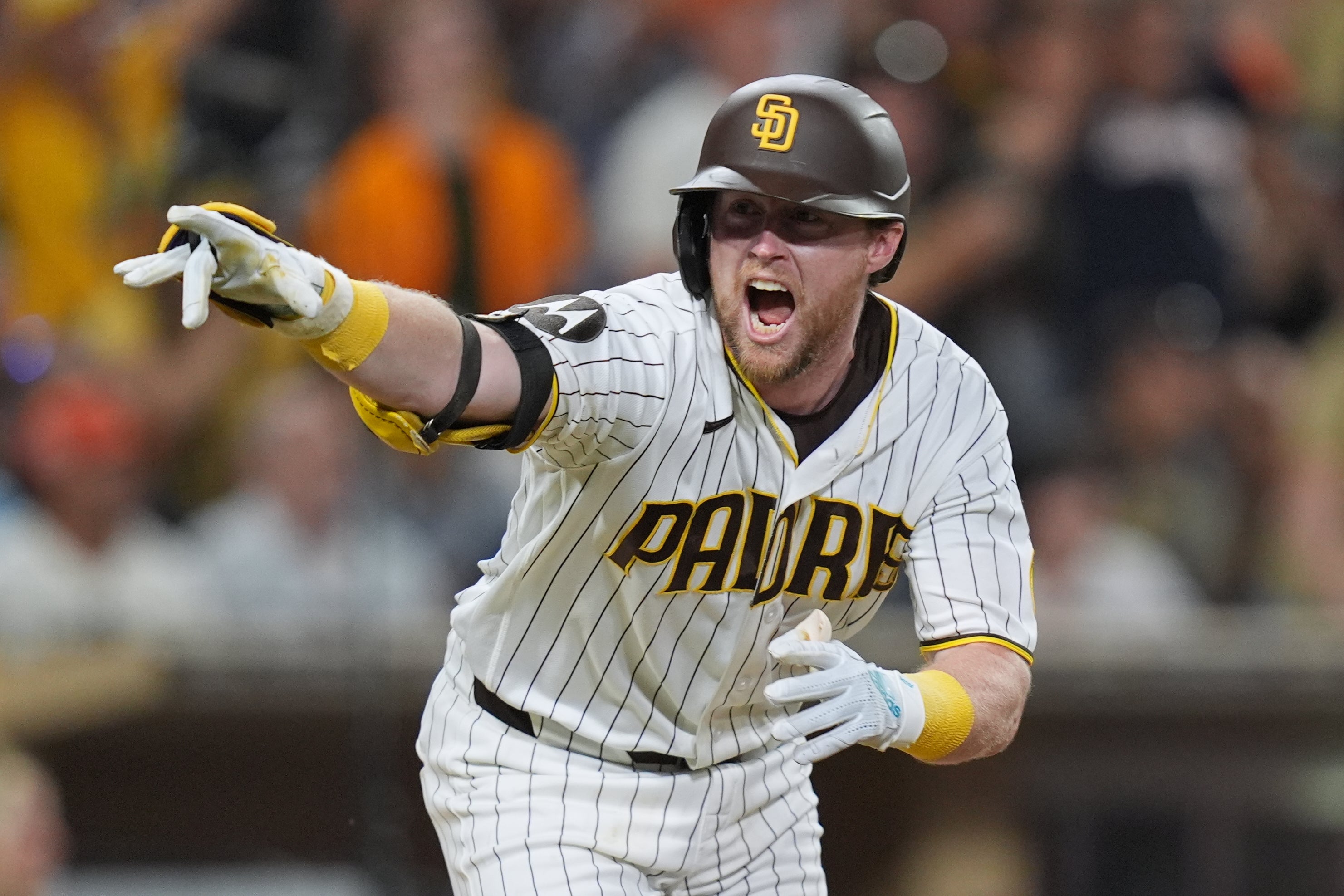 El sencillo de Cronenworth da a Padres triunfo 6-5 ante Gigantes tras fallo de Miller