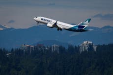 Auxiliares de vuelo de WestJet en Canadá inician una huelga por salarios