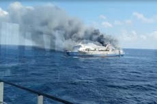 5 muertos y decenas de desaparecidos en el incendio de un barco de pasajeros en Indonesia