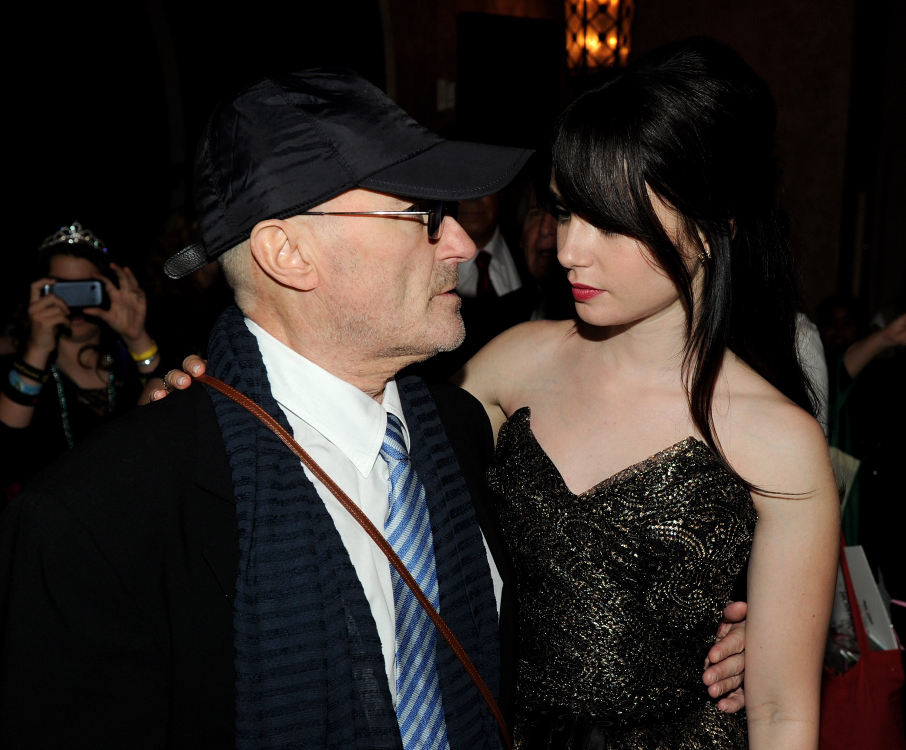 Phil Collins con su hija, la actriz Lily Collins, en 2012
