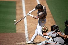 Jonrón de 2 carreras de Merrill ayuda a los Padres a vencer 5-4 a los Gigantes