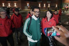 Vozinha finalmente desembarca en Chile y es recibido por una multitud antes de unirse al Colo Colo