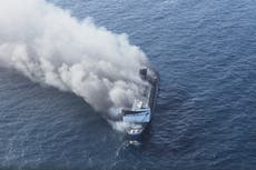 Rescatistas buscan un número desconocido de desaparecidos tras incendio en ferry que dejó 5 muertos