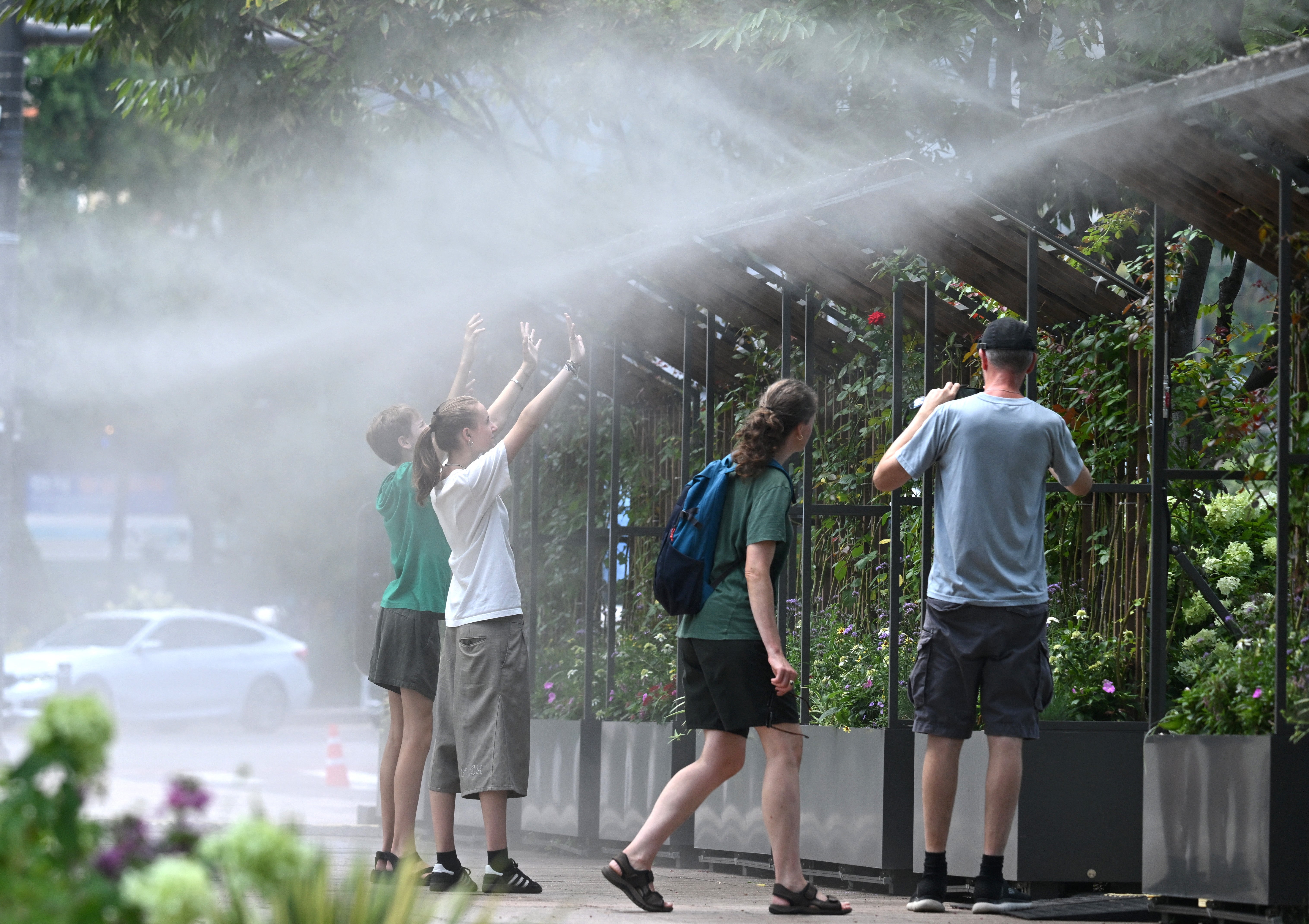 <p>Personas buscan refrescarse en una calle de Seúl el 3 de agosto de 2026  </p>