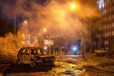 Una salva de bombas planeadoras rusas deja un muerto y decenas de heridos en el sur de Ucrania
