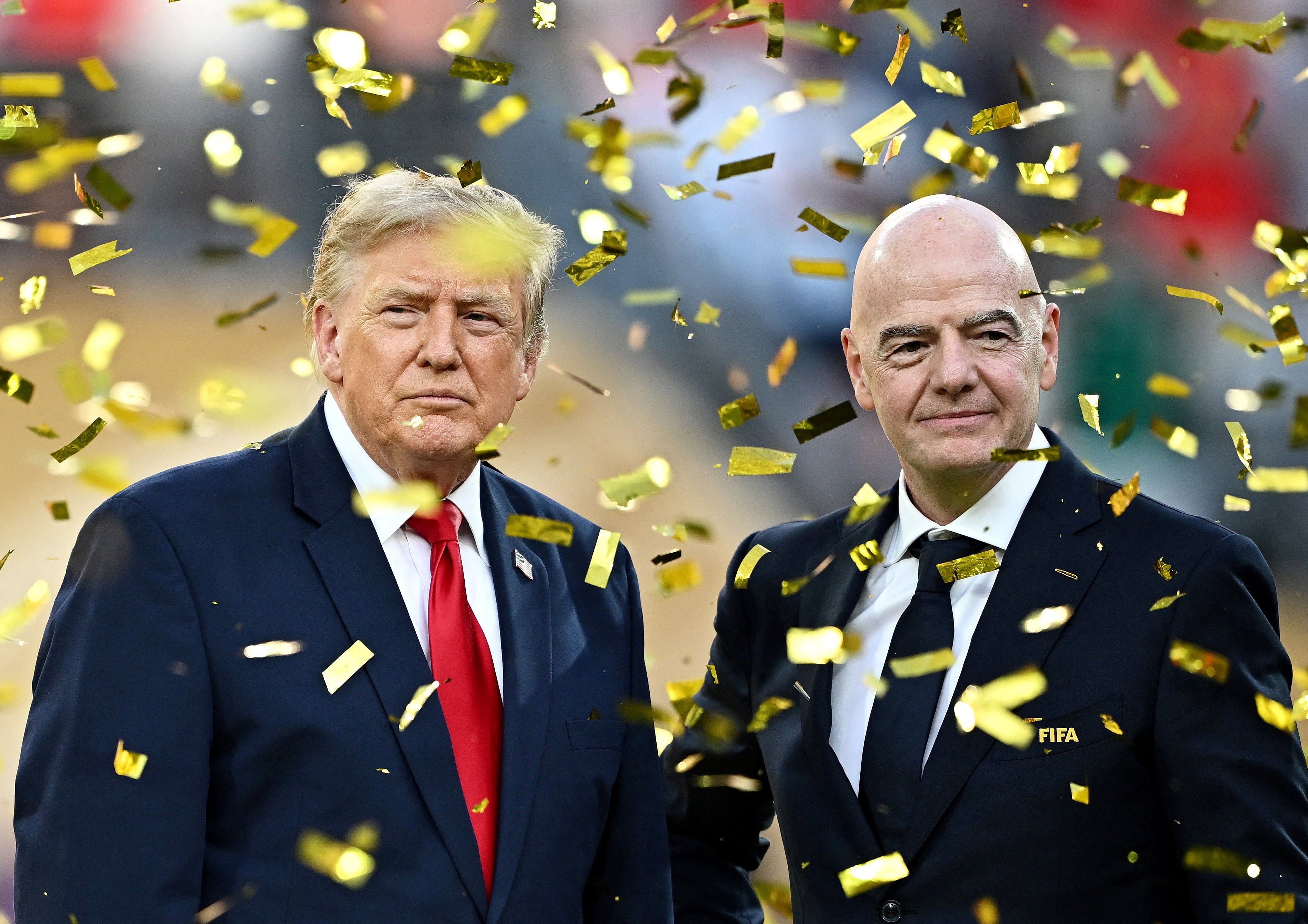 <p>El presidente de la FIFA, Gianni Infantino, junto al presidente de EE. UU., Donald Trump, durante la entrega del trofeo del Mundial 2026</p>