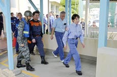 La premier Takaichi visita el sur de Japón tras el sismo y en medio de una ola de calor