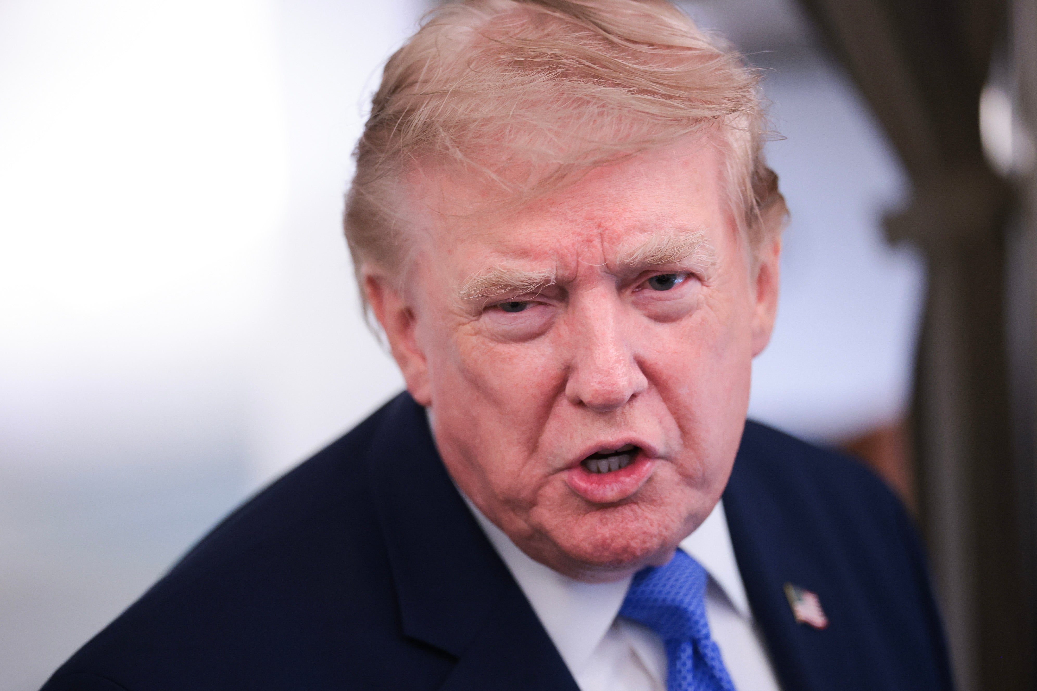 Trump volvió a amenazar a Canadá el domingo por la noche durante una breve charla con los periodistas a bordo del Air Force One. “Ya se enterarán”, le dijo a un periodista sobre sus planes