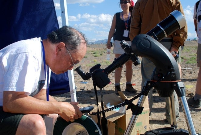Ralph Chou, veterano cazador de eclipses, preparándose para ‘la’ foto en el oeste de China en 2008