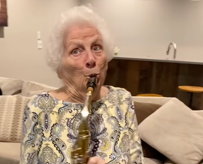 Kana, conocida en redes sociales como ‘Gangster Granny’, publica con frecuencia contenido de humor