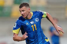 Edin Džeko decide quedarse otro año para el regreso del Schalke a la Bundesliga