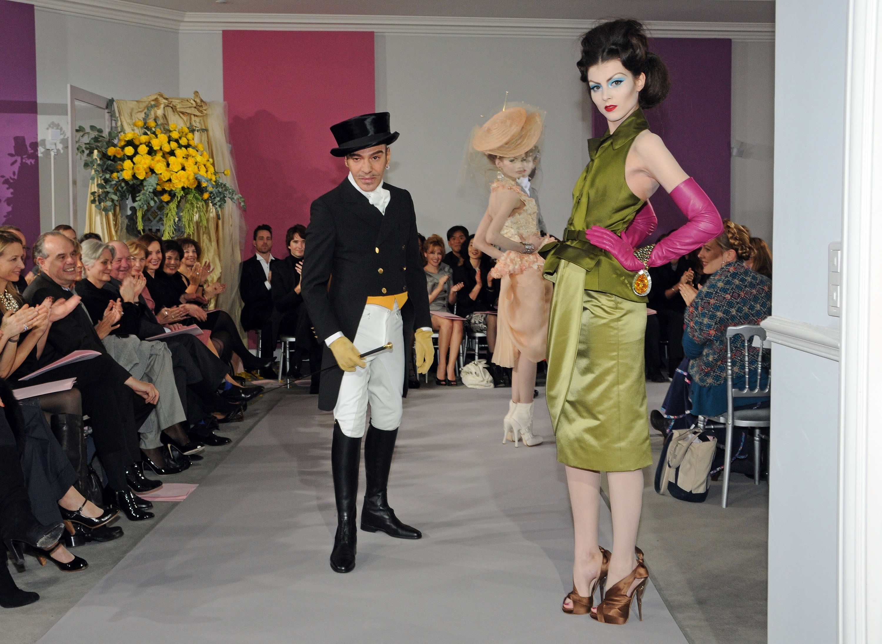 John Galliano, que aparece aquí en el escenario de la pasarela de Dior en enero de 2010, perdió su puesto en la casa de moda tras salir a la luz sus comentarios antisemitas