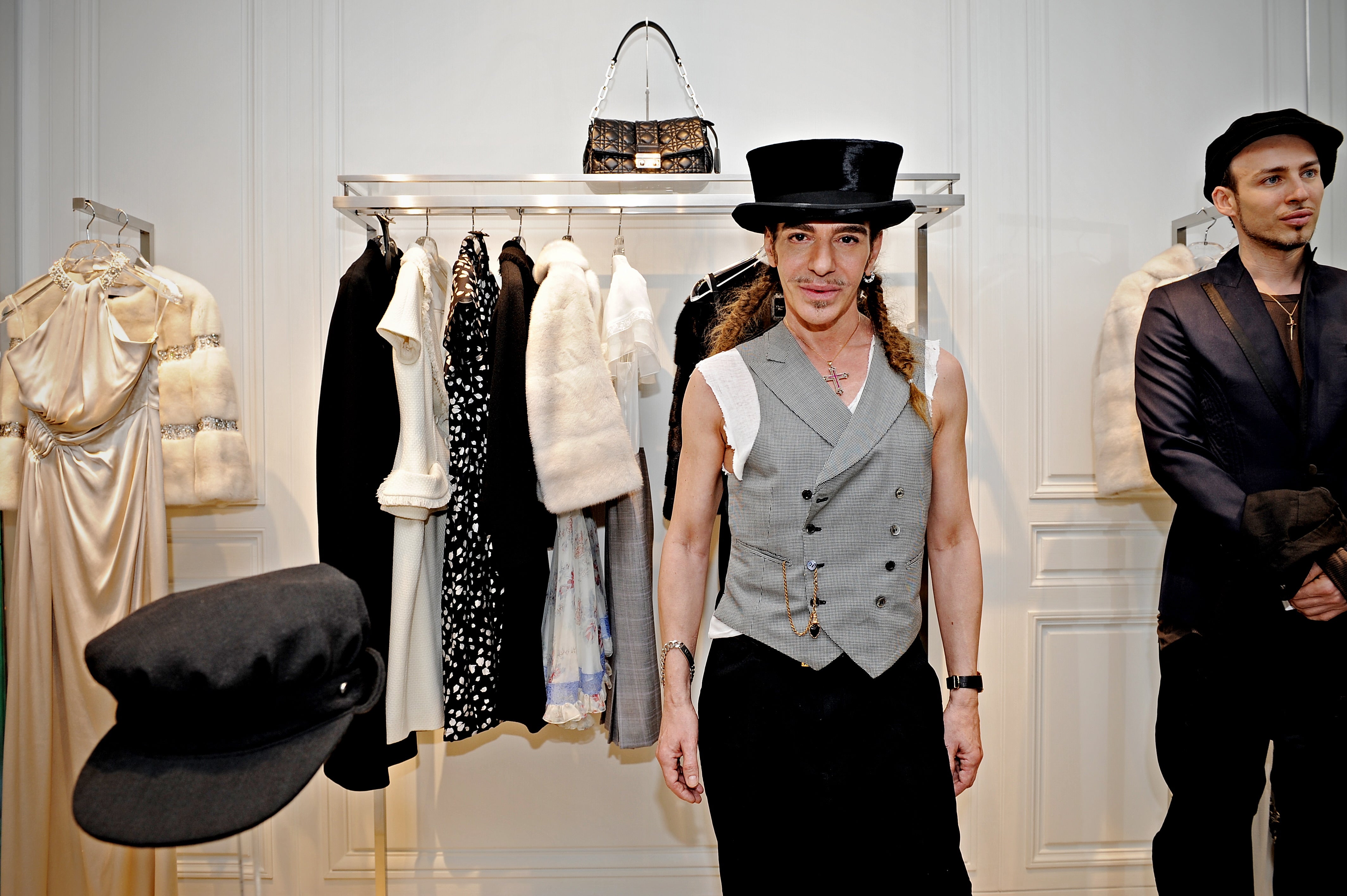 John Galliano (en la foto, en una tienda de Dior en Shanghái en 2010) fue apartado temporalmente del mundo de la moda después de que salieran a la luz sus comentarios antisemitas de 2011