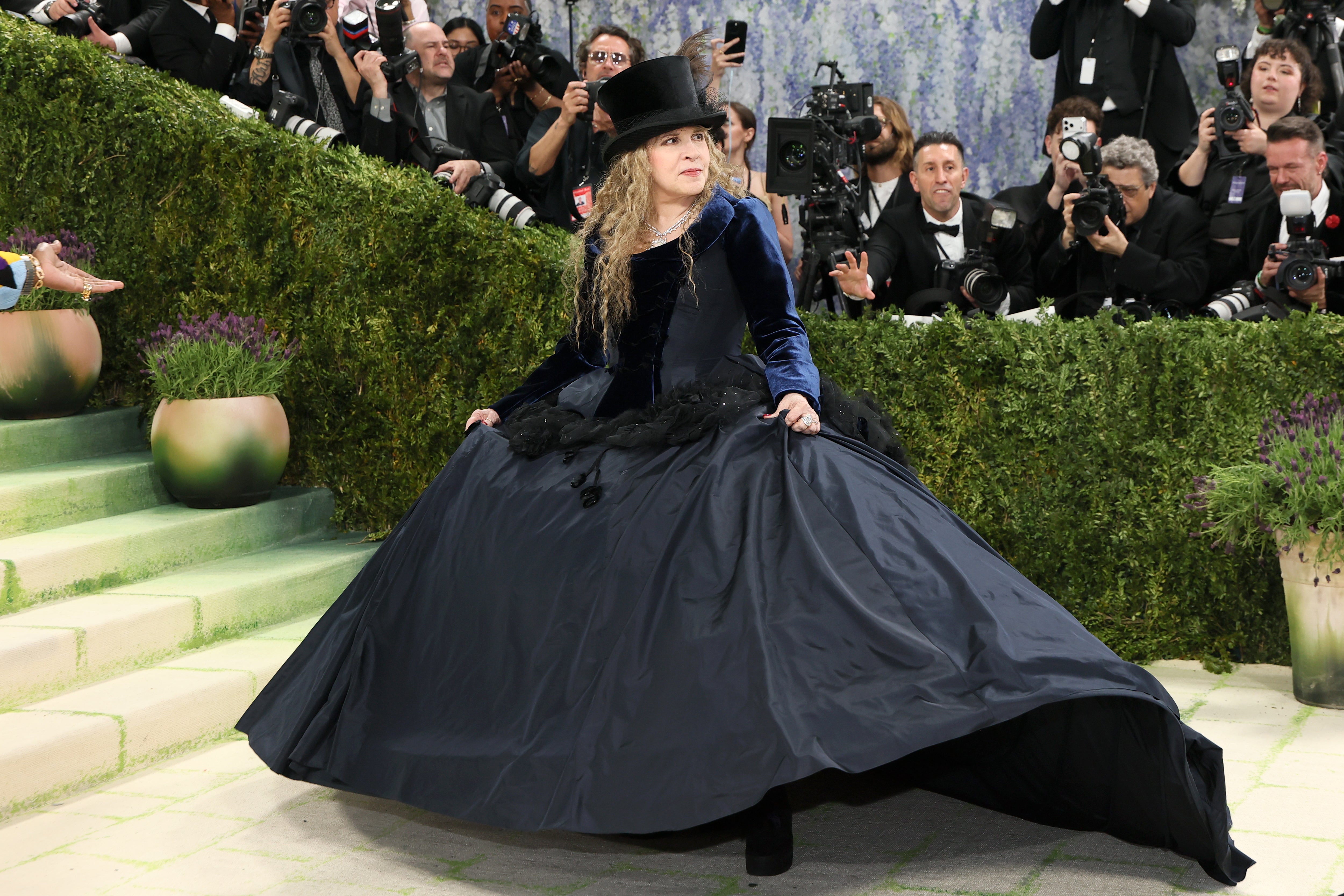 Stevie Nicks asistió a la Gala del Met de este año con un look a medida diseñado por John Galliano para Zara