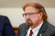 Recomiendan censurar a representante republicano Chuck Edwards por conducta hacia 2 colaboradoras
