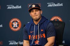 Astros suman al jardinero central Daulton Varsho desde Toronto por Spencer Arrighetti