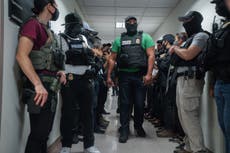 Juez falla que Nueva York no puede prohibir que agentes federales se cubran el rostro