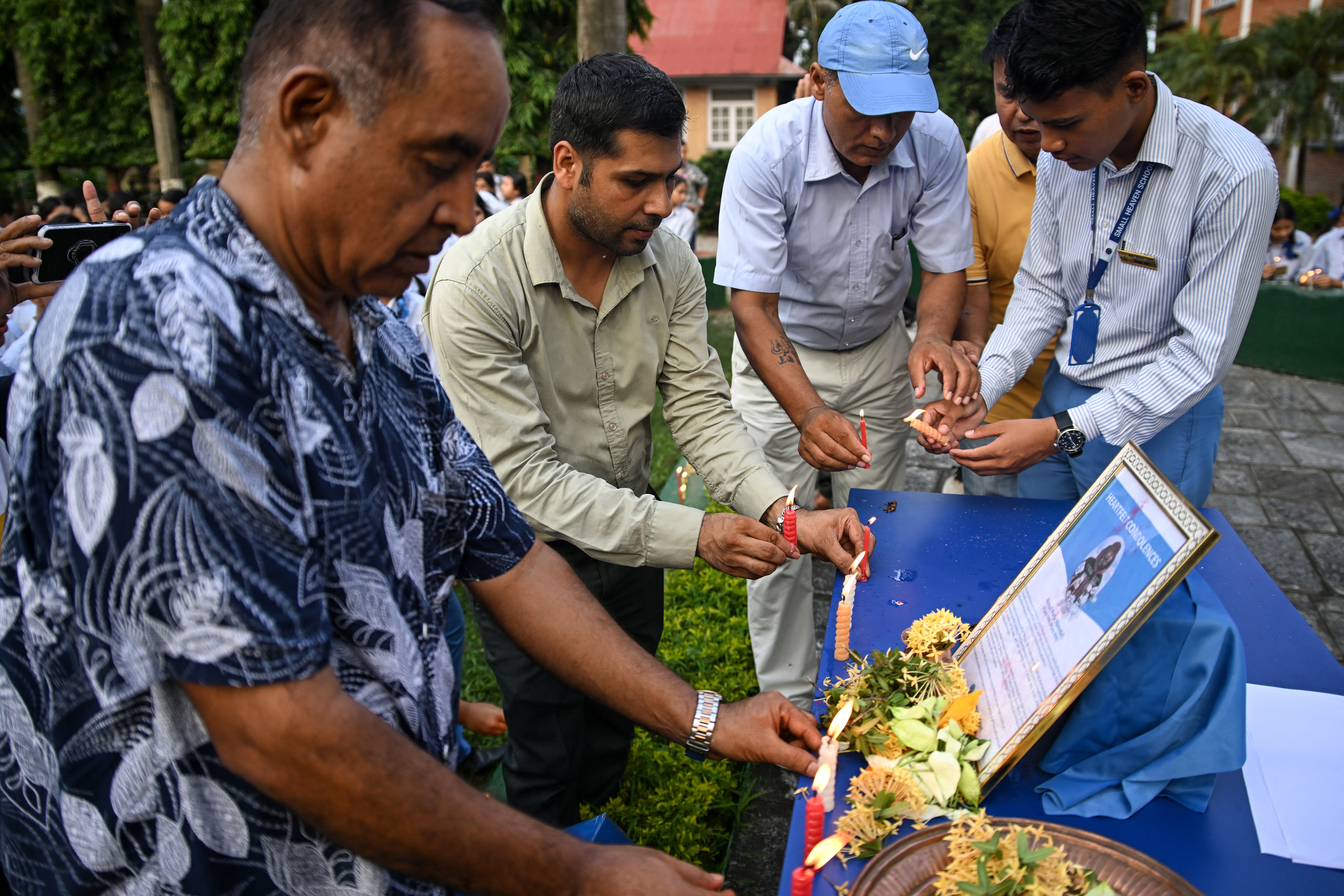 Personas en duelo encienden velas en memoria de Nirmal Purja y sus compañeros de escalada en la escuela Small Heaven de Chitwan el 2 de agosto de 2026