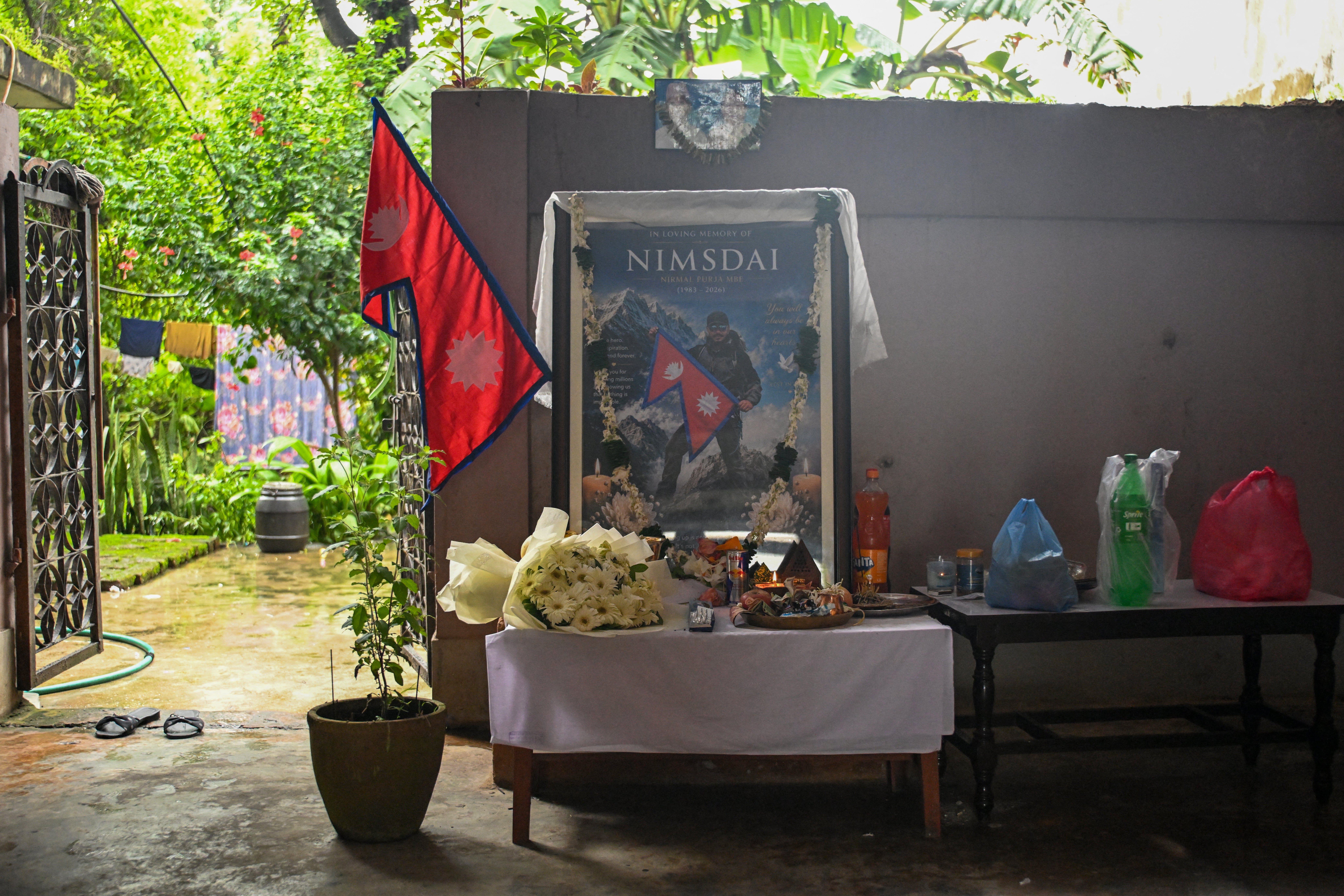 Se ve un retrato adornado con guirnaldas de Nirmal Purja en su casa de Chitwan el 3 de agosto de 2026