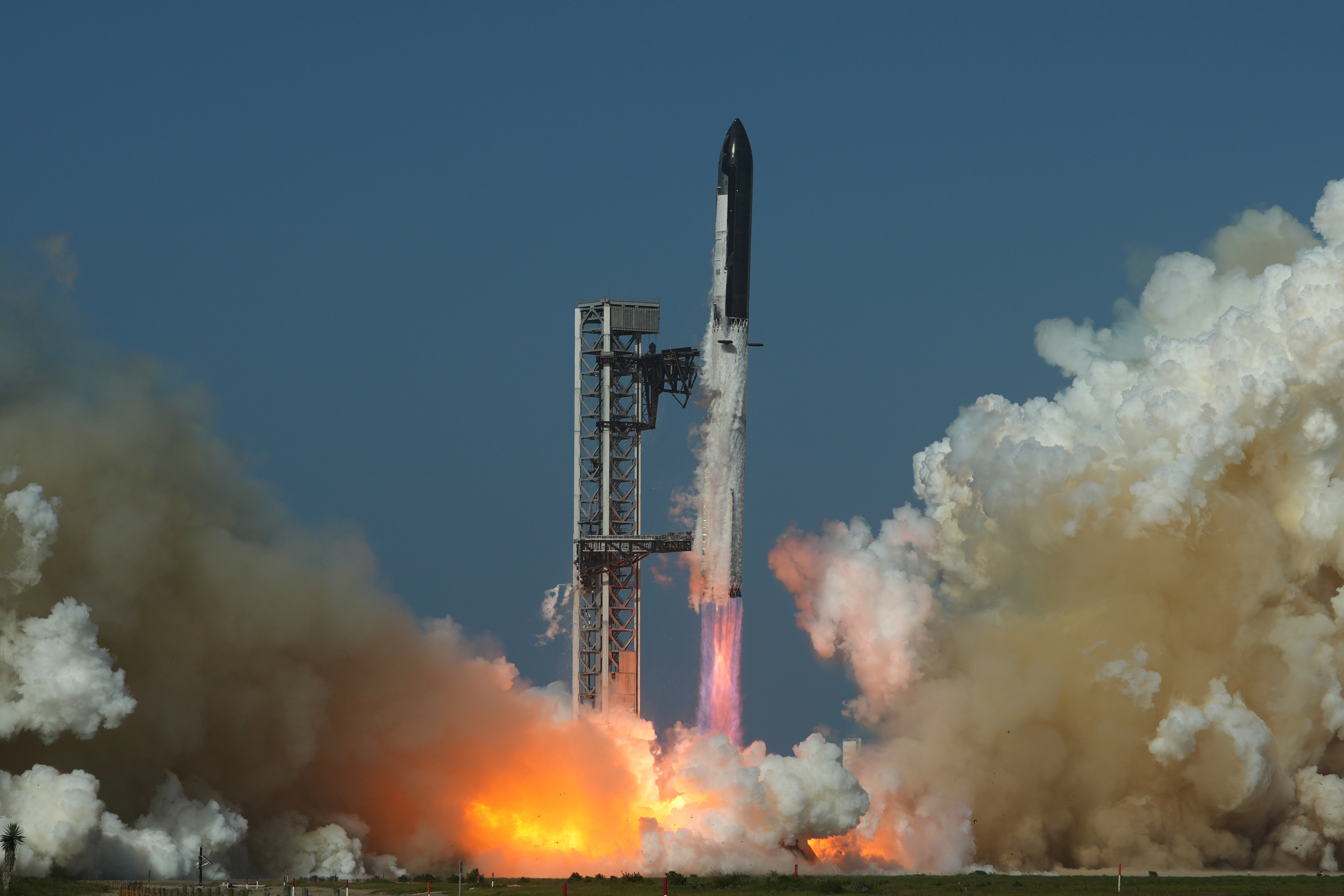 El cohete de SpaceX transportó dos módulos de aterrizaje lunares e instrumentos científicos a la Luna en enero de 2025; no estaba previsto que se estrellara contra la superficie