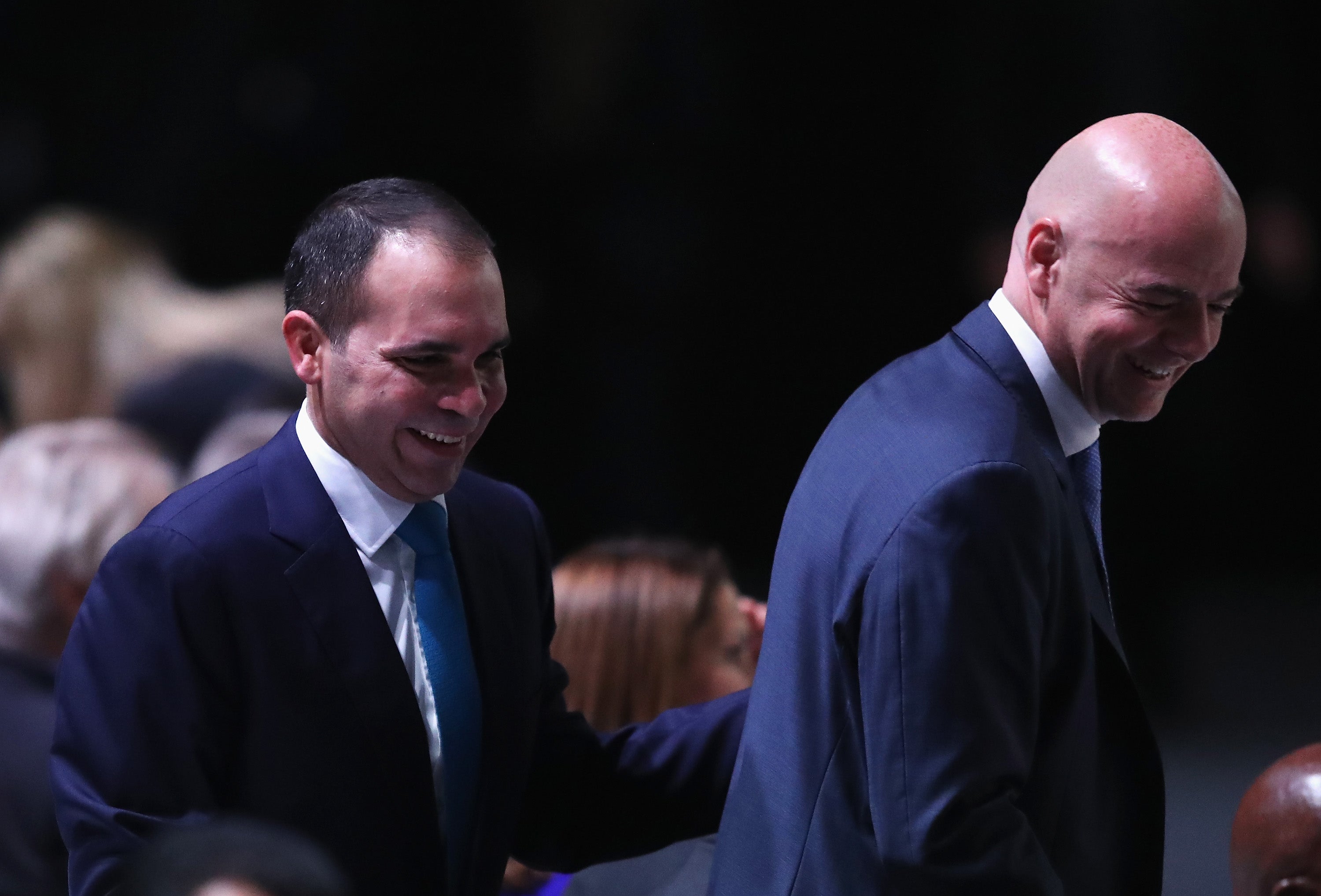 El príncipe Ali (a la izquierda) perdió frente a Infantino en las elecciones presidenciales de la FIFA de 2016