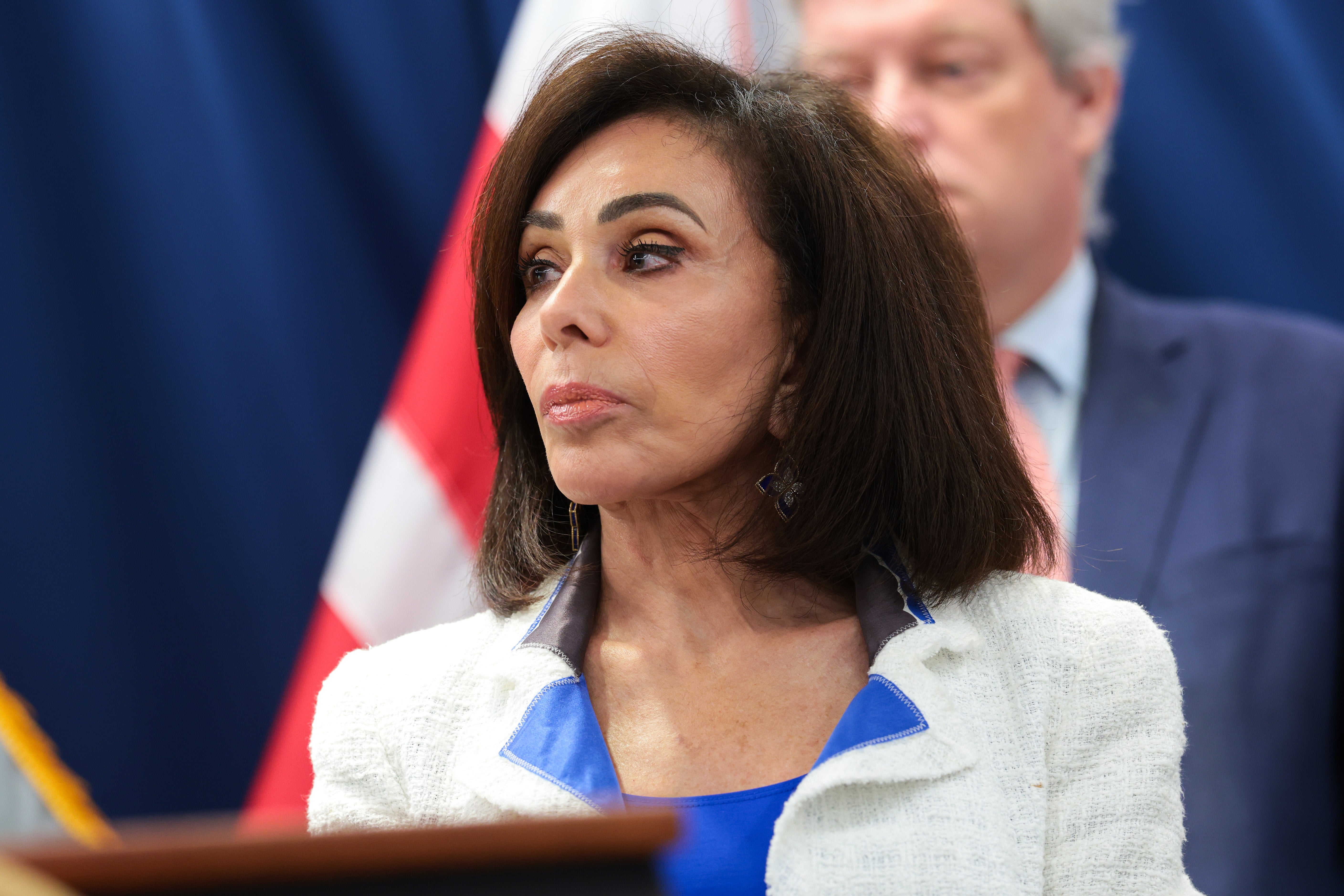 La fiscal federal para el Distrito de Columbia, Jeanine Pirro, fue vista el lunes ingresando a la Casa Blanca con una gran caja blanca de archivos, en medio de las críticas del presidente Donald Trump a su oficina por el manejo de los casos de vandalismo en el estanque reflectante del Monumento a Lincoln
