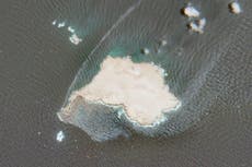 Imágenes satelitales muestran que derrame de un petrolero varado frente a Omán se expande velozmente