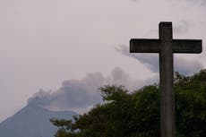 AP Fotos: Bajo una lluvia de ceniza, Guatemala evacúa a cientos tras erupción del Volcán de Fuego