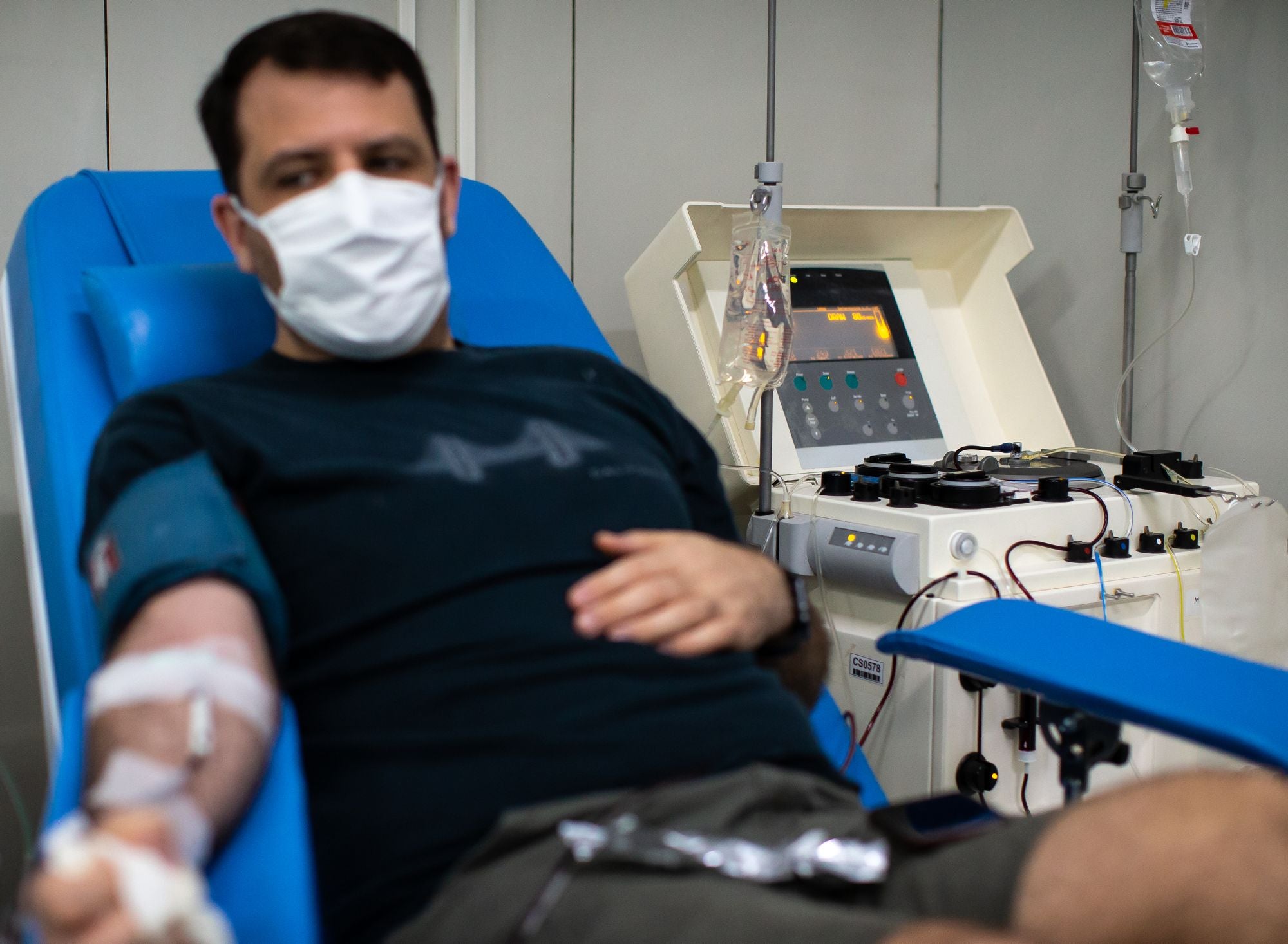 Un hombre dona plasma mediante un proceso denominado plasmaféresis