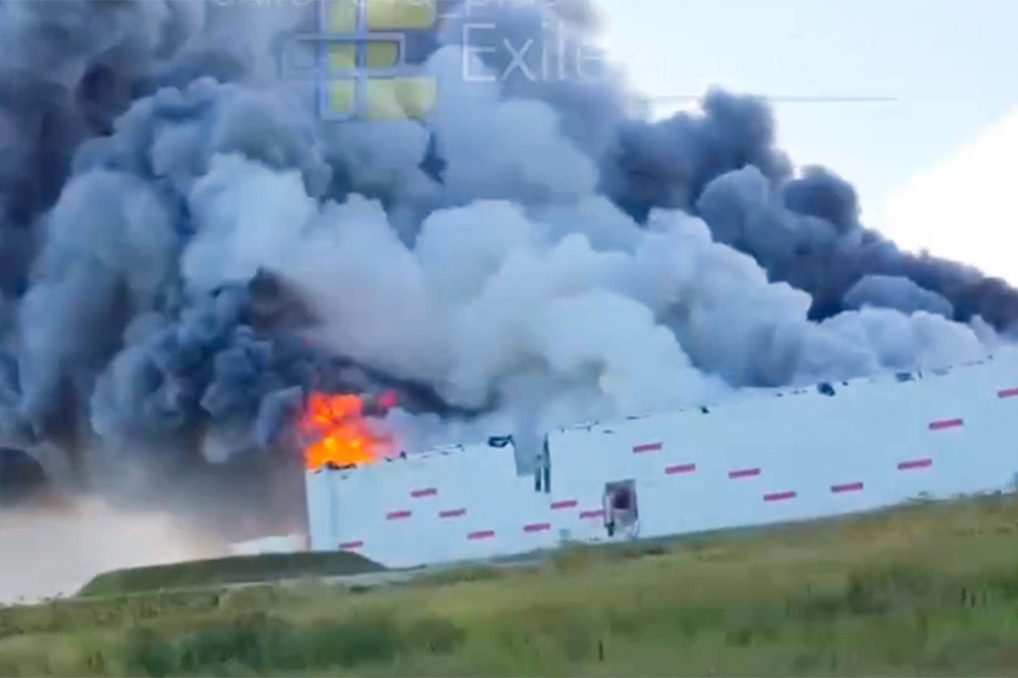 Humo se eleva tras un ataque con drones ucranianos contra un almacén de Wildberries en Krasny Bor, en la región rusa de Leningrado, el 4 de agosto, en esta imagen extraída de un video difundido en redes sociales