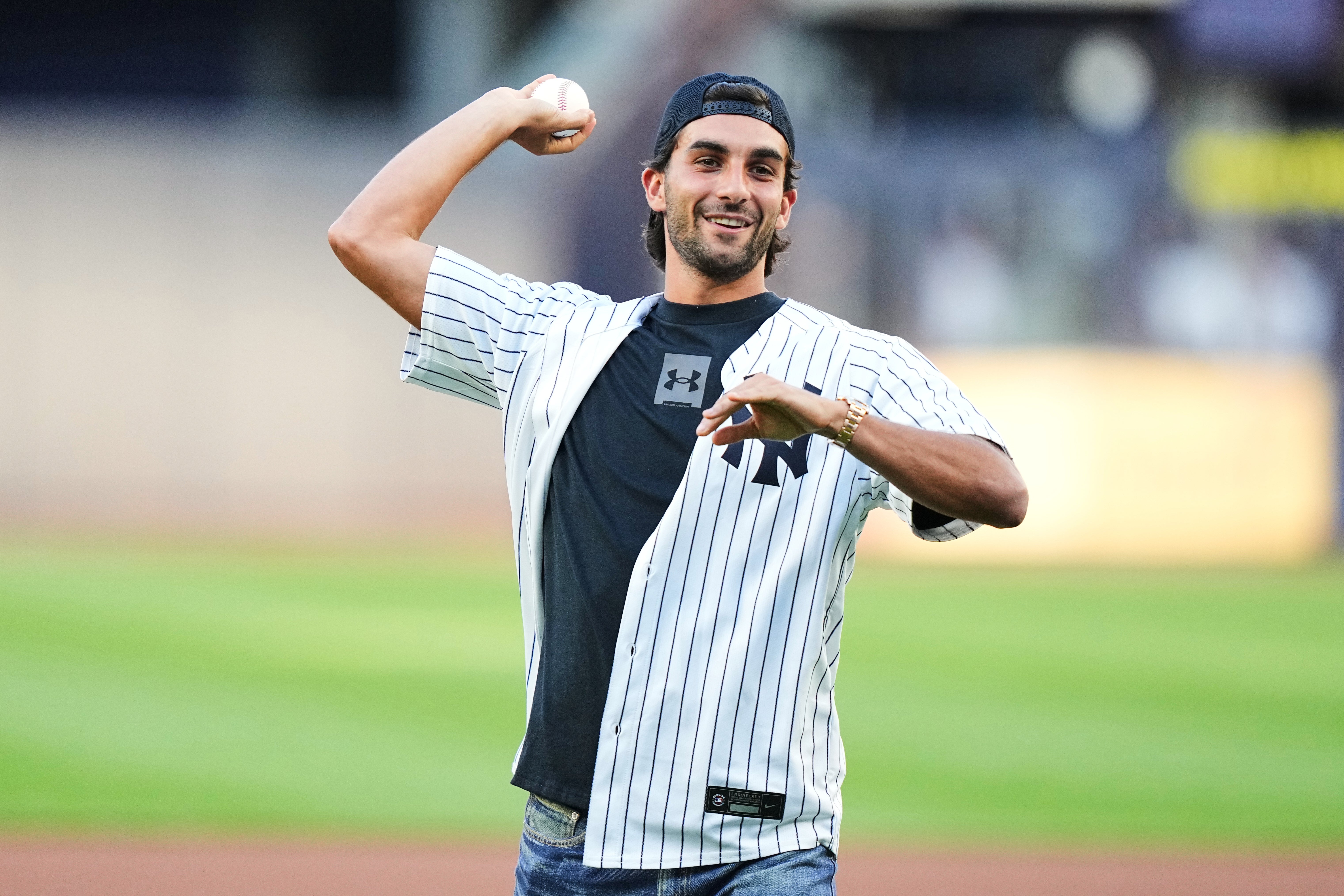 El héroe del Mundial Ferran Torres, de España, hace el primer lanzamiento en Yankee Stadium