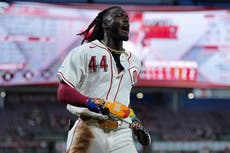 Rojos anotan 2 en la 8ª con lanzamientos descontrolados y superan 5-4 a Atléticos
