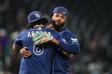 Peralta sufre en su debut con Rays, pero Hicks pega grand slam en victoria sobre Rockies