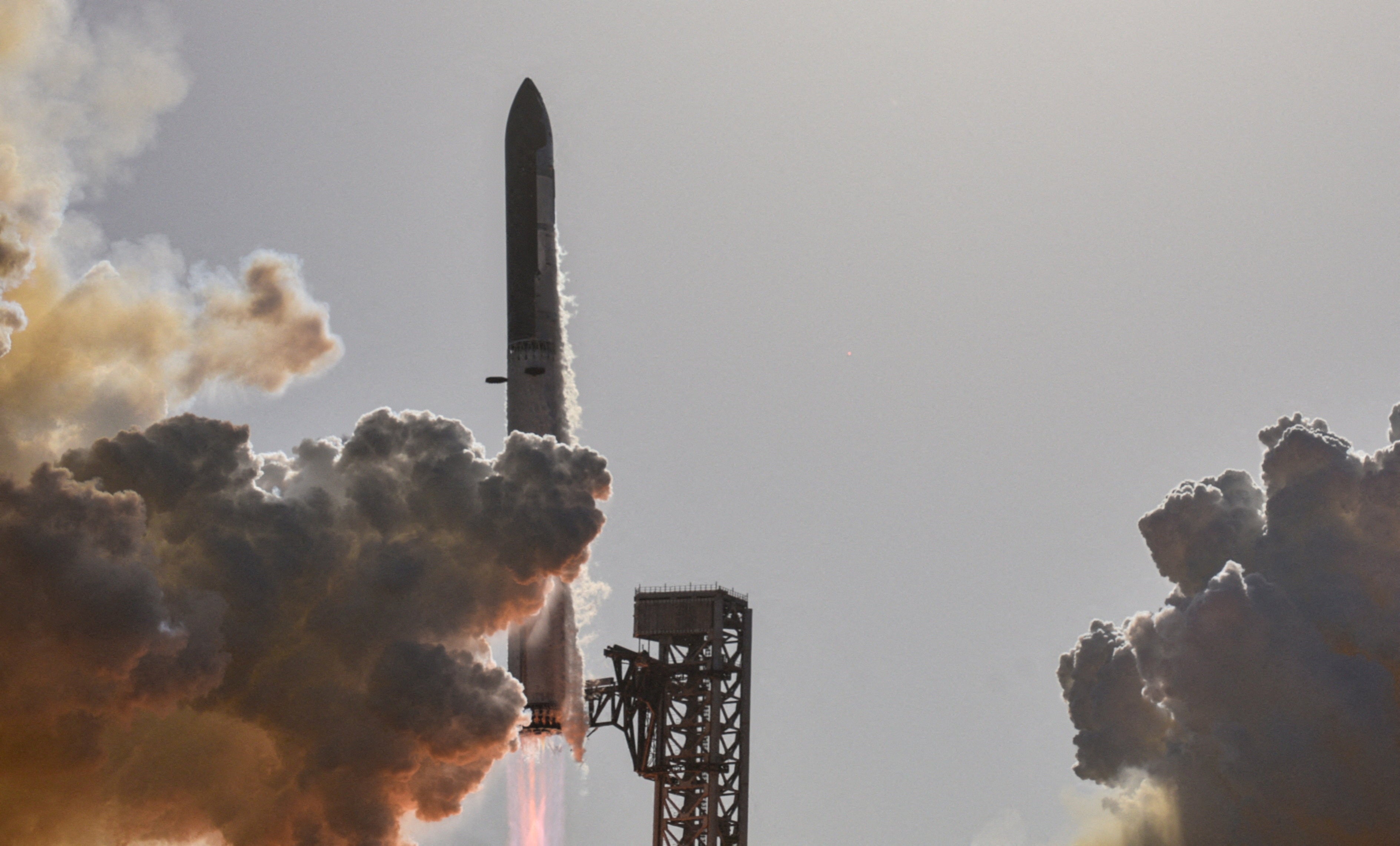 <p> El cohete Starship y el propulsor Super Heavy V3 de SpaceX despegan durante su 13.º vuelo de prueba desde el complejo de lanzamiento de Starbase, en Texas, Estados Unidos, el 24 de julio de 2026</p>