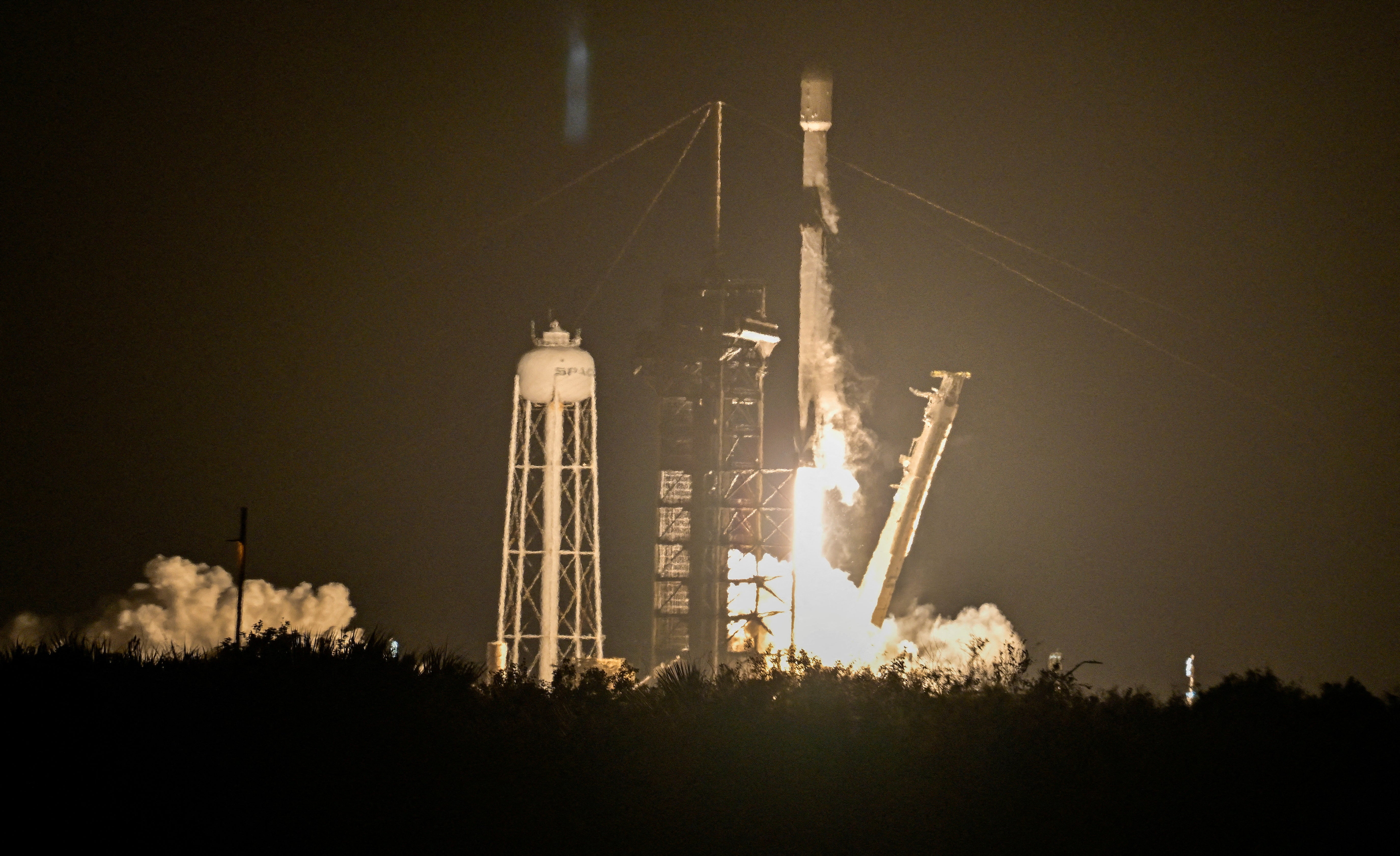 Un cohete Falcon 9 de SpaceX despega desde el Centro Espacial Kennedy, en Cabo Cañaveral (Florida), el 15 de enero de 2025, con el módulo lunar Blue Ghost, de Firefly Aerospace, como carga principal, y el módulo Resilience, de la empresa japonesa ispace, como carga secundaria