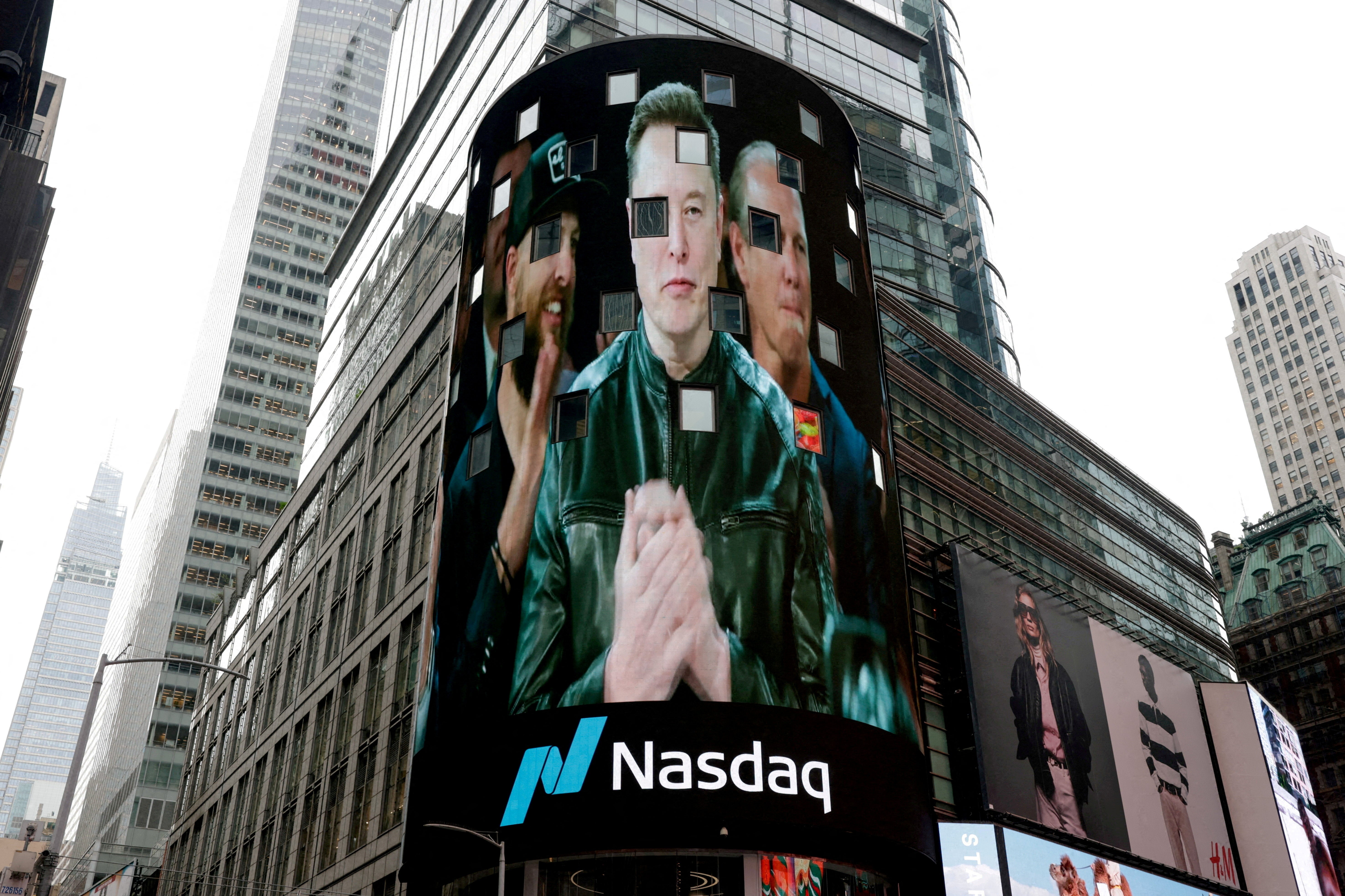 Foto de archivo: Una transmisión en vivo muestra al CEO de SpaceX, Elon Musk, durante la oferta pública inicial (OPI) de la compañía en el Nasdaq MarketSite, en Nueva York, Estados Unidos, el 12 de junio de 2026