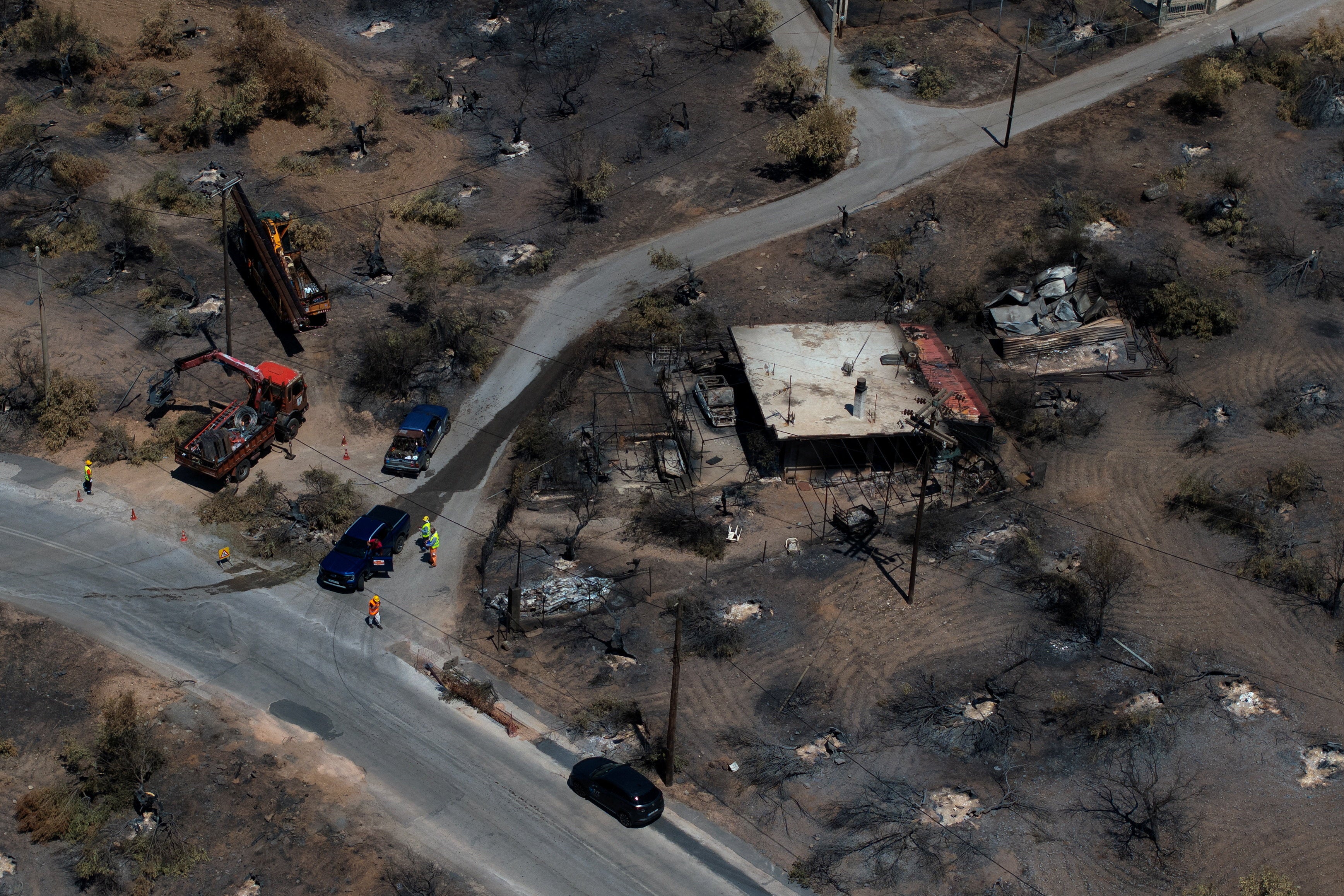 Imagen aérea de un edificio destruido por un incendio forestal en Porto Germeno, Grecia, el 5 de agosto de 2026