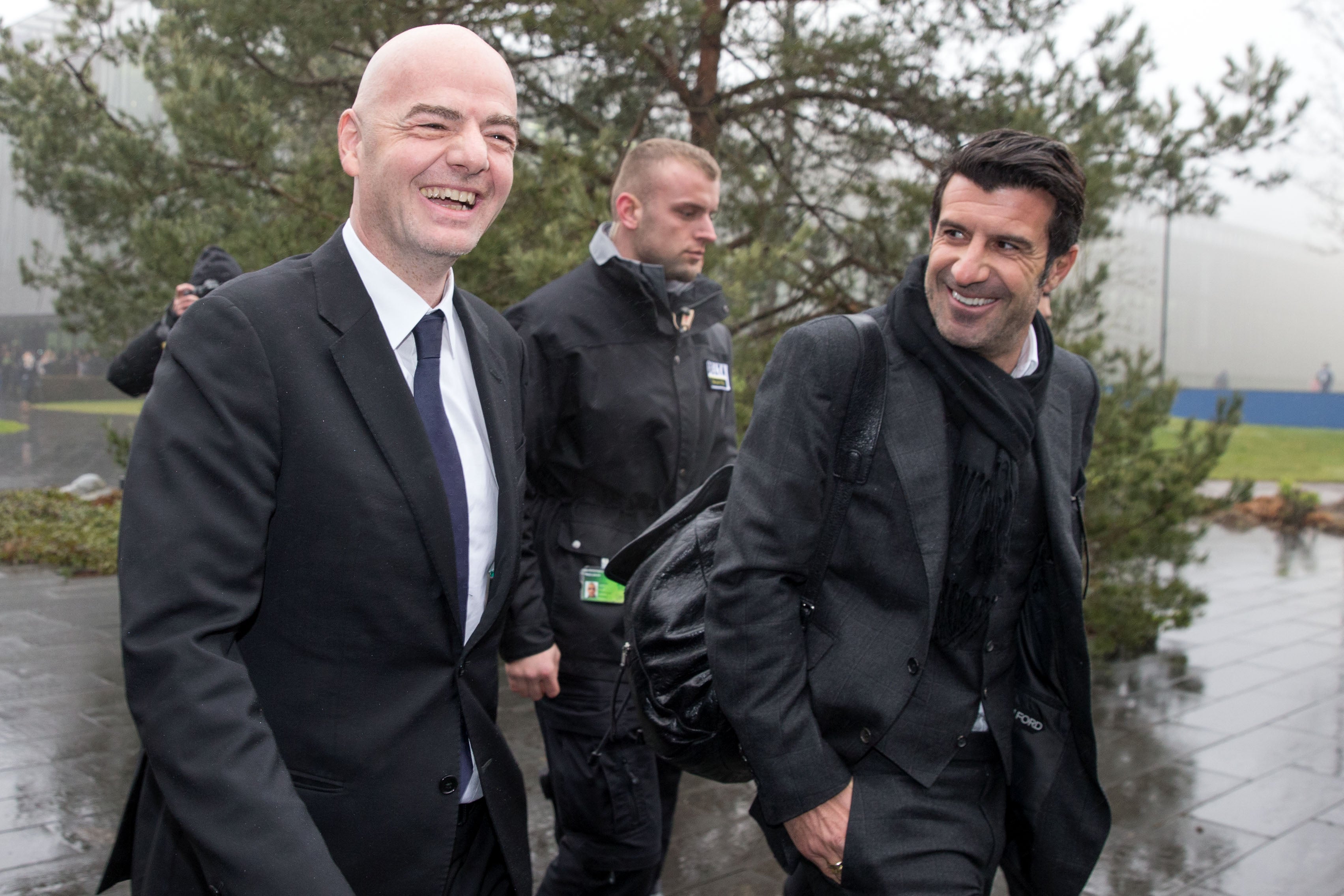 Luis Figo (derecha) pidió la renuncia de Gianni Infantino como presidente de la FIFA