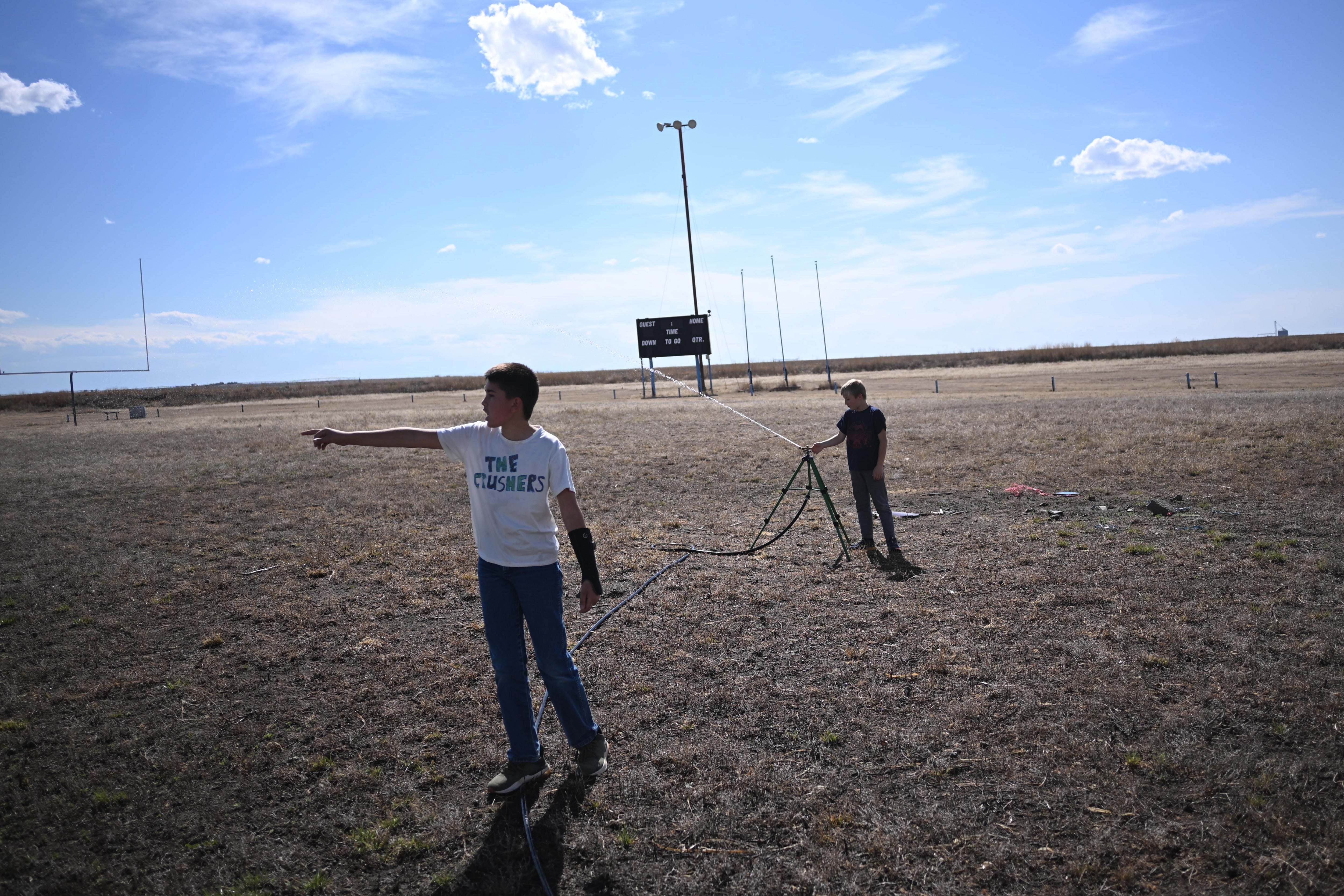 Niños juegan con un aspersor en un campo afectado por la sequía en Vilas, Colorado, en mayo. El estado registra menos mosquitos este año, pero más casos del virus del Nilo Occidental tras la histórica sequía de primavera