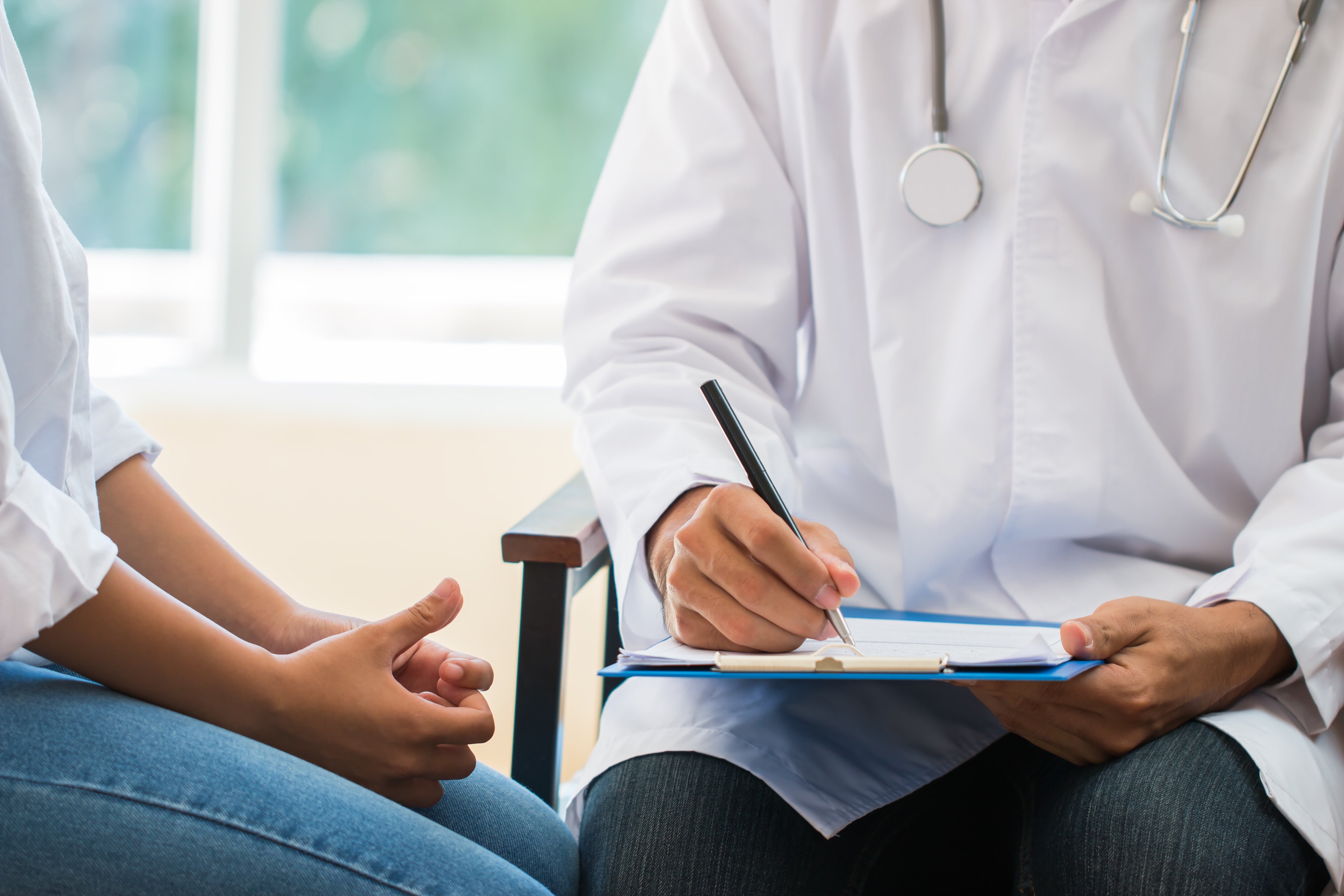 Crece la ansiedad por el sistema de salud, pero los estadounidenses aún confían en sus médicos