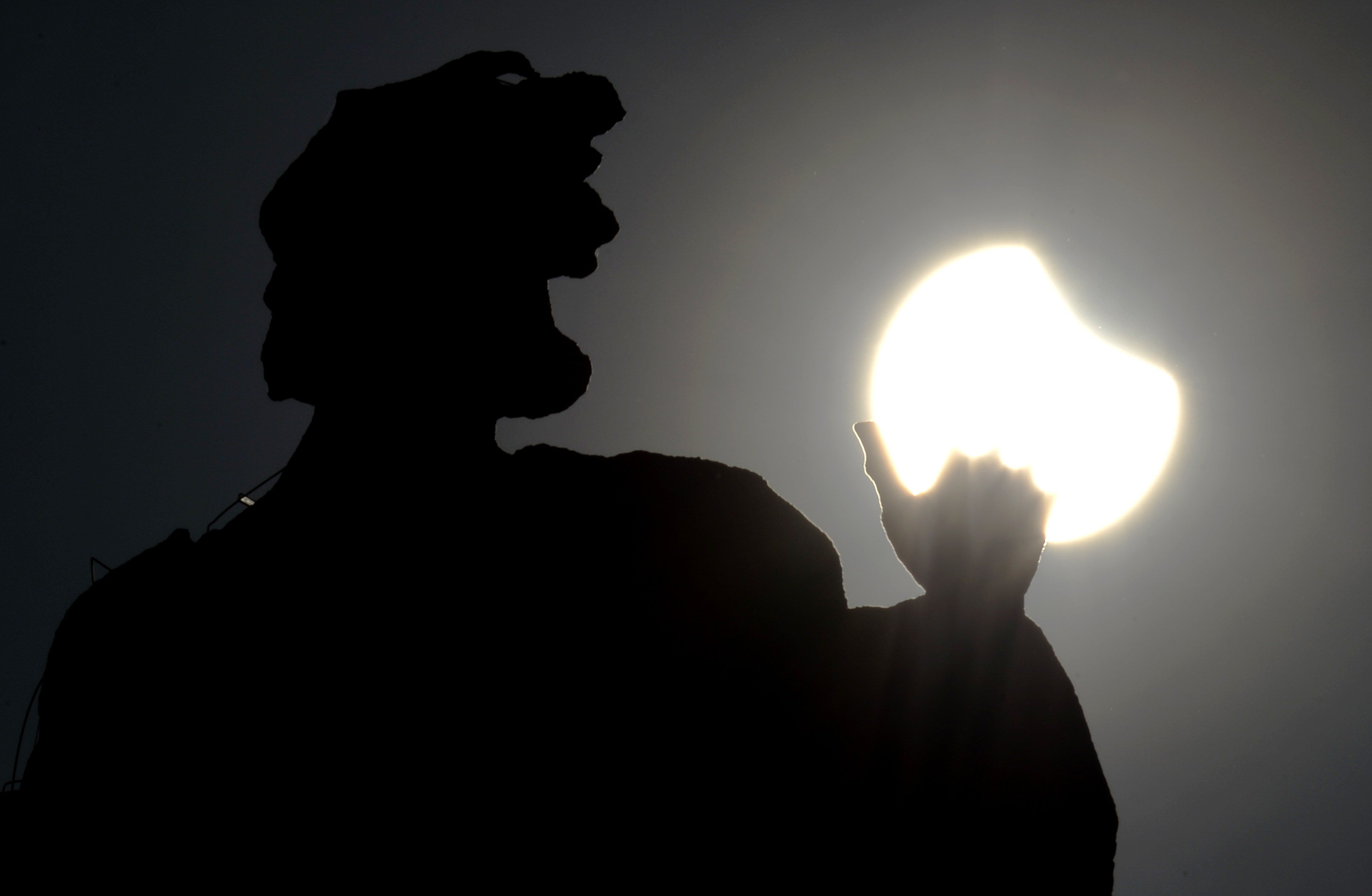 El 20 de marzo de 2015 se pudo observar un eclipse parcial de sol junto a una estatua del Vaticano en Roma