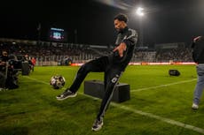 La camiseta cae del cielo y miles de hinchas dan la bienvenida a Vozinha en el Colo Colo