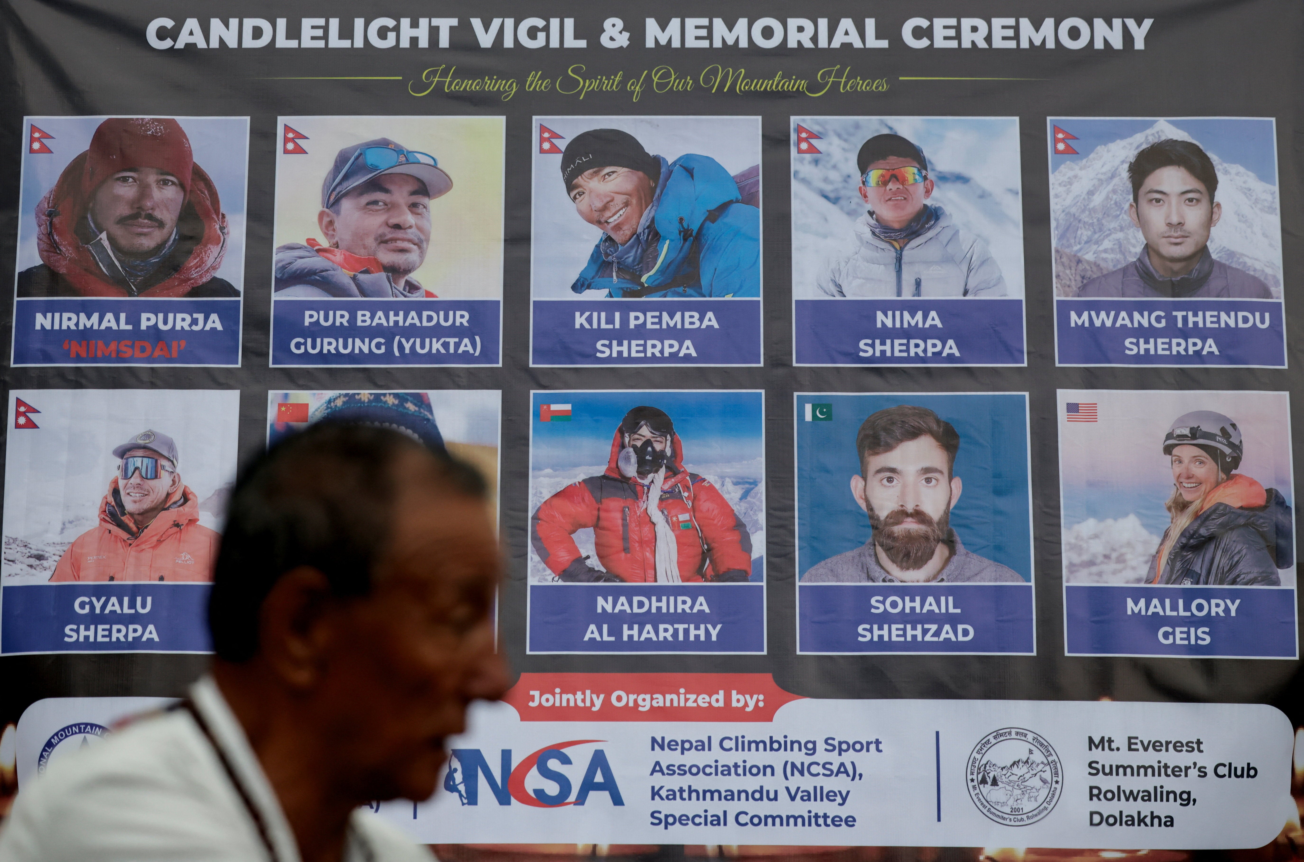 Personas participan en una vigilia en Katmandú, Nepal, frente a los retratos de los montañistas que murieron en la avalancha ocurrida durante una expedición al Broad Peak, en Pakistán, el 4 de agosto de 2026