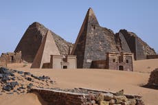 AP Fotos: La guerra y la arena acumulada amenazan las pirámides de Meroe en Sudán