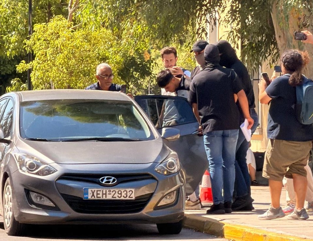 Sharif Ahmadzai sale del complejo judicial de Kypseli, en Atenas, después de su primera audiencia