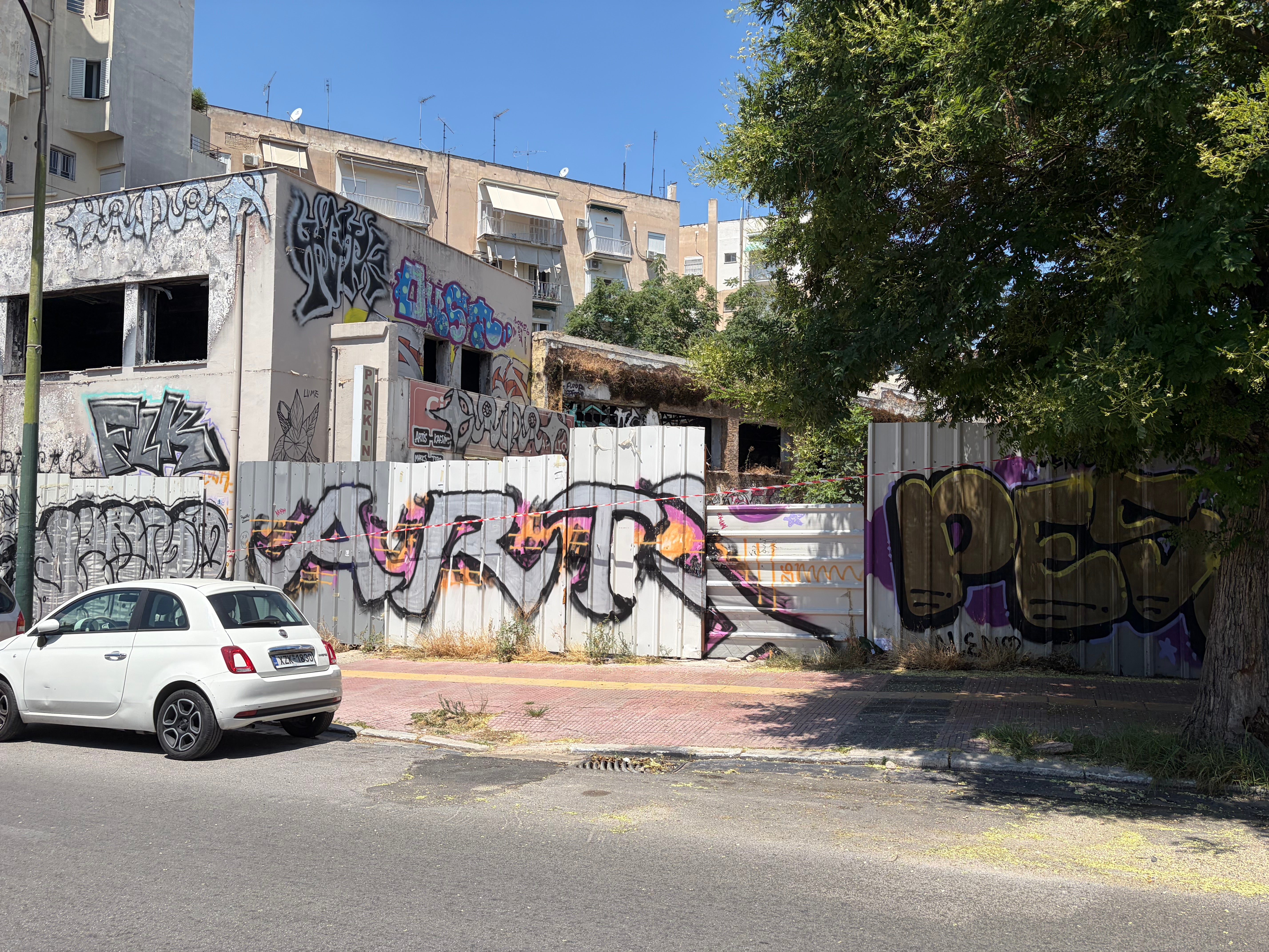 El edificio abandonado de la calle Evelpidon 7, en Atenas, donde el mes pasado fue encontrado el cuerpo de Elisabeth-Jane Ross