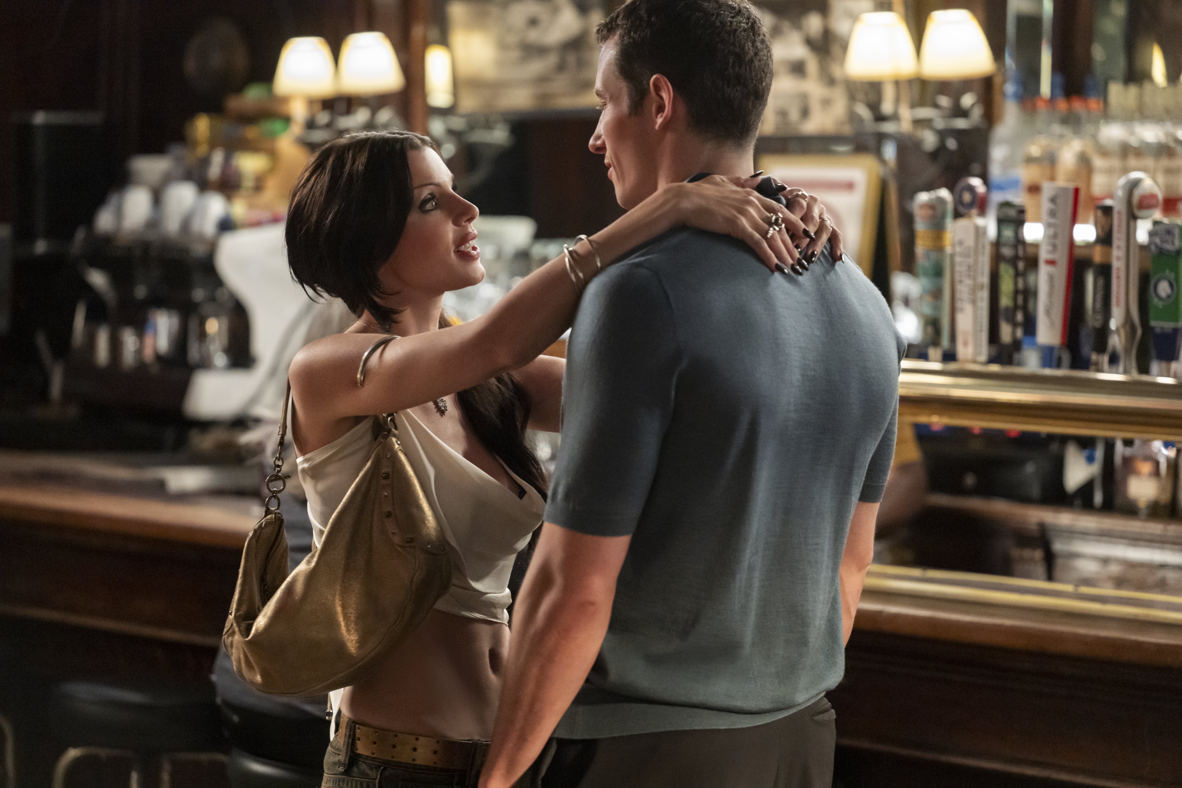 Julia Fox y Callum Turner en ‘Solo por una noche’